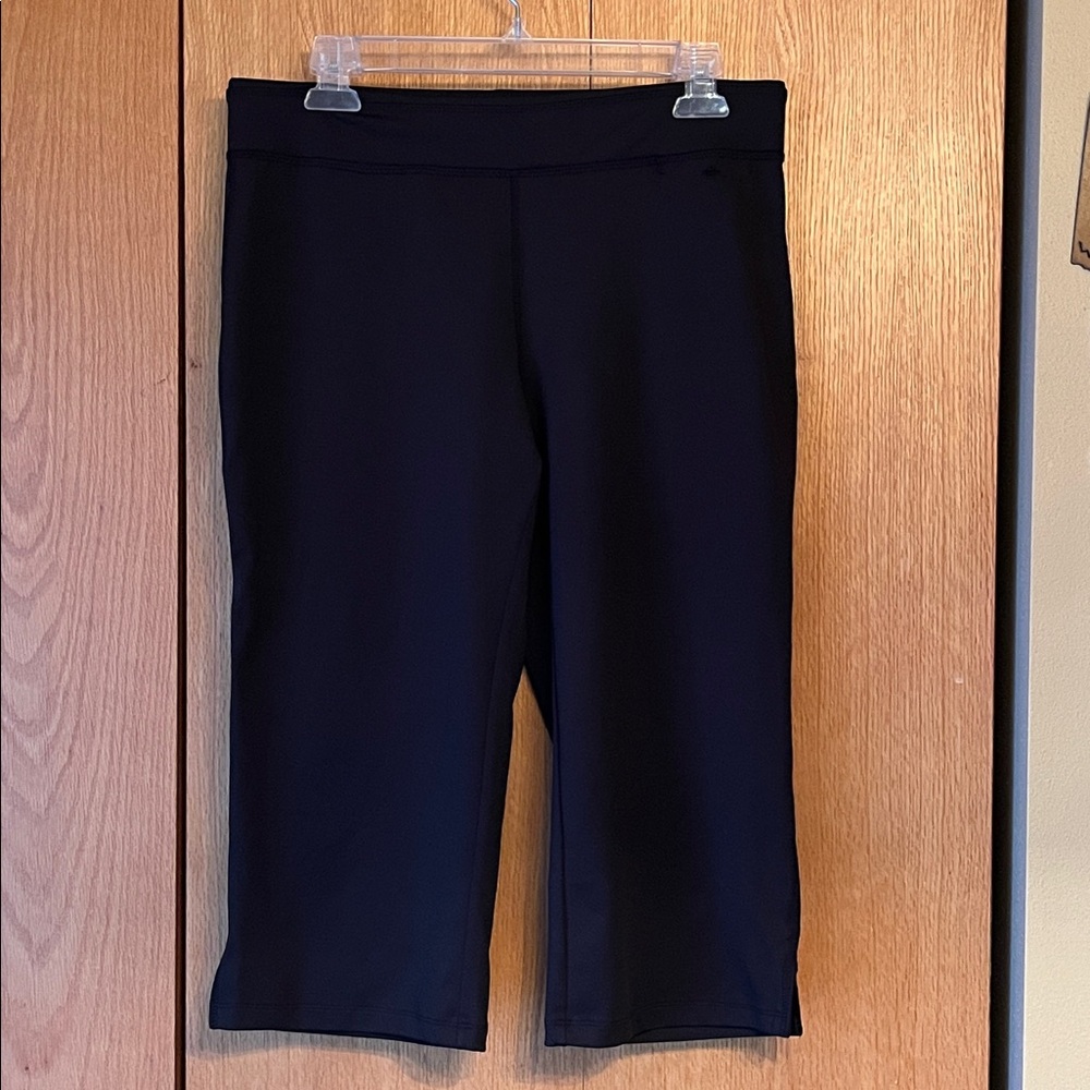Tek Gear black comfort waist pull on MED wide leg cropped pants long shorts EUC